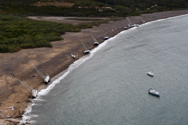 Bateaux  terre en Corse aprs la tempte du 18 aot 2022