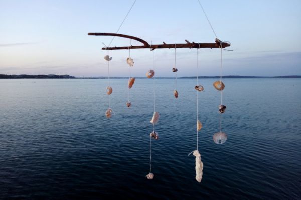 Un mobile de bois flott et de coquillages