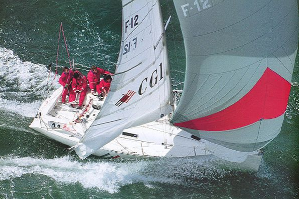 Un Figaro 1 � bloc sous spi dans les 90'