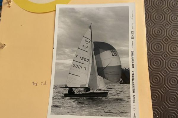 Visite d'un album photo familial qui retrace une vie de rgate et de croisire