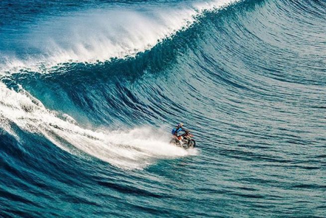 66 personnes surfent sur une planche géante pour le Livre des Records