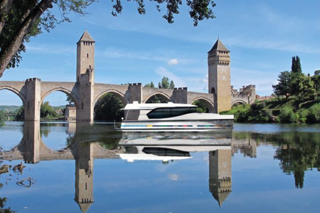 Bateau fluvial Horizon devant le pont Valentr  Cahors (46)