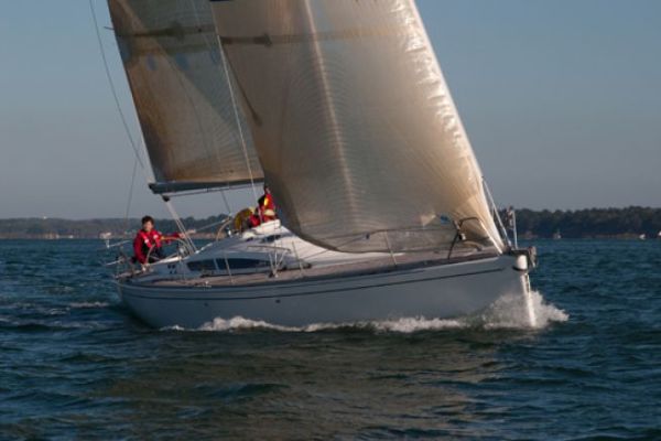 Schooner: Vernis marin traditionnel pour bateaux classiques.