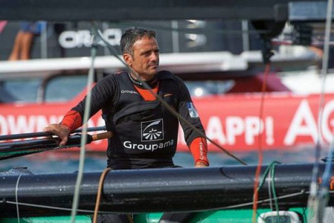 Franck Cammas bless au pied droit pendant un entrainement en catamaran