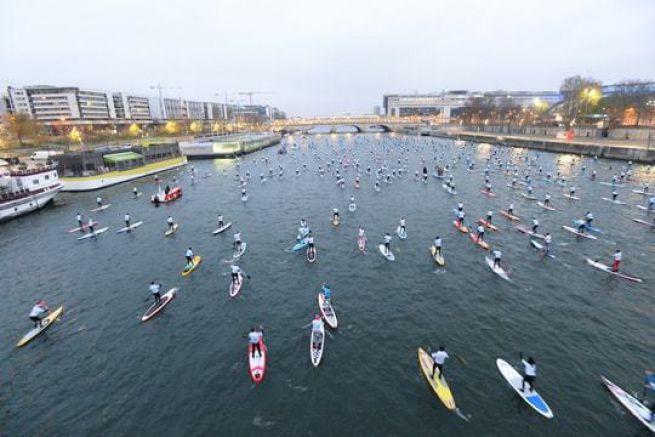 La Seine aux couleurs des 500 concurrents du Nautic Sup Paris Crossing