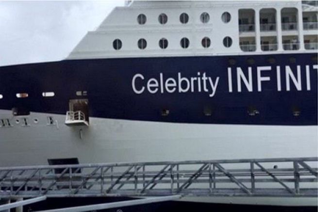 Le paquebot Celebrity Infinity rate sa manoeuvre