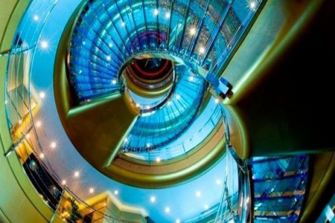 Les escaliers en verre du superyacht Dubai