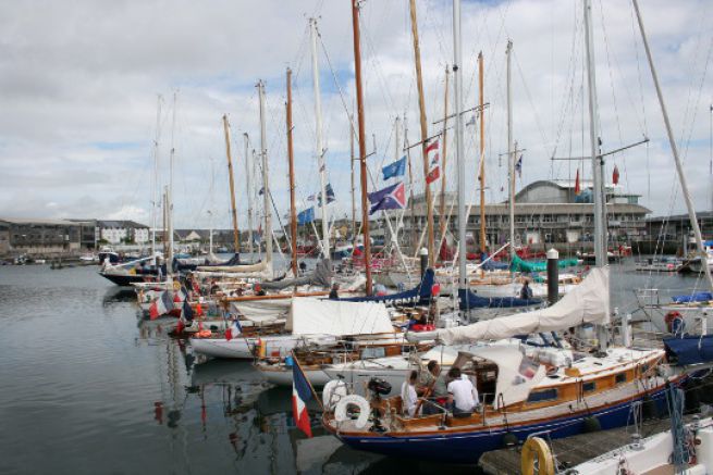 Flottille de la course Plymouth La Rochelle dans le port de Cornouaille