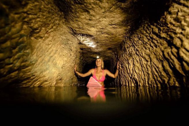 Alison Teal surfe dans les catacombes