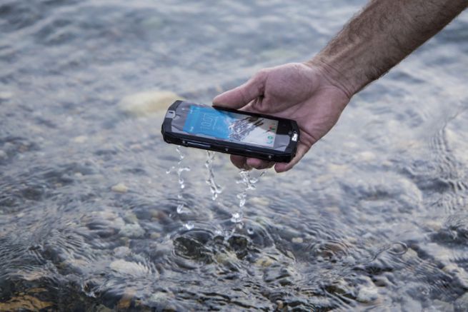 Crosscall Trekker M1, le smartphone étanche pour sortir en mer