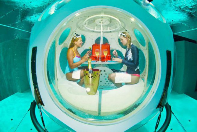 Le Deep Diner, premier restaurant sous-marin permanent