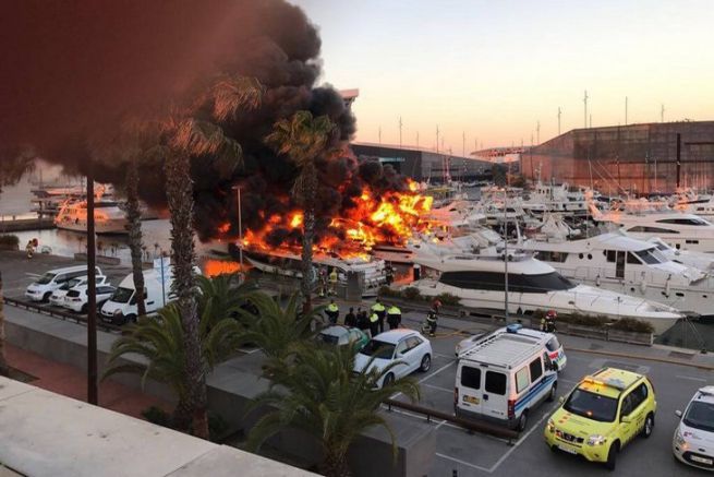 Un incendie dans le Port Forum de Barcelone