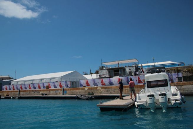 La base Groupama Team France aux Bermudes avec les bateaux accompagnateur au pied du quai