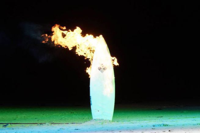 La Torche s'enflamme pour une incroyable session de surf nocturne