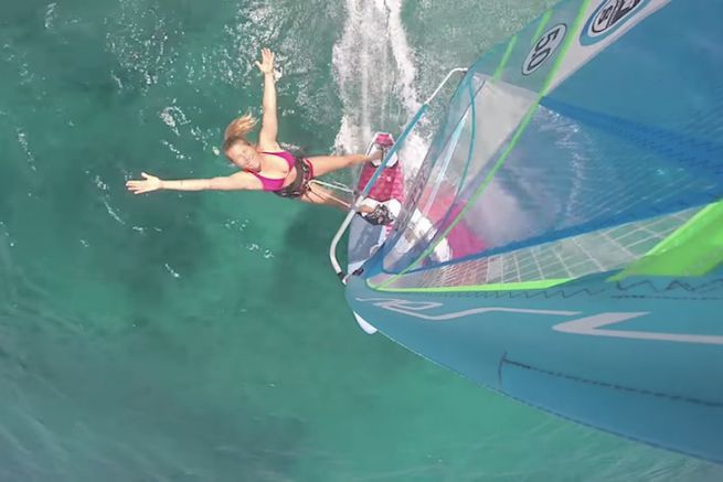 Sarah en session windsurf
