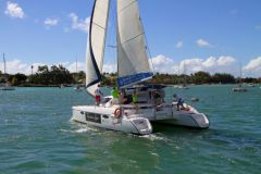 Plut�t l�ger, bien toil� et avantag� par une surface mouill�e r�duite, le Mah� 36 est convaincant sous voiles.