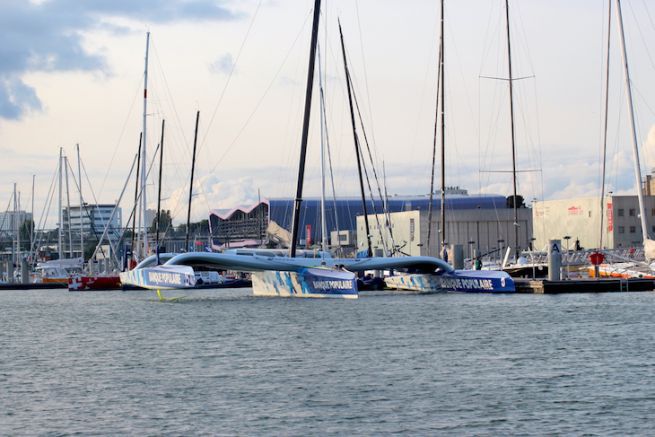 Le Maxi Banque Populaire IX remis  l'eau  Lorient