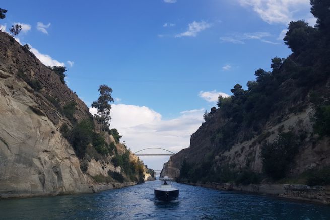 Le Canal de Corinthe, un bras de mer de 6 km enclav par les roches calcaires