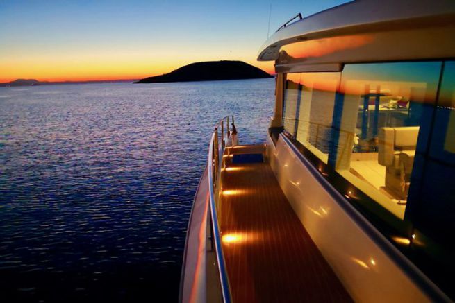 Amnagements et vie  bord du Silent Yachts 55 E-power+, tout le confort d'un yacht de luxe