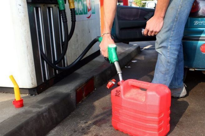 Comment remplir en toute sécurité un jerrycan d'essence avant de faire le  plein de son bateau ?