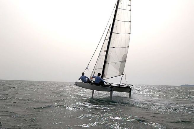 Vol lors de l'essai du catamaran Befoil 16 Sport