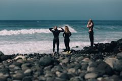 Finisterre étudie une combinaison de surf recyclée