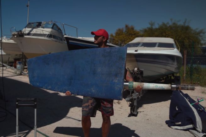 Nomad Citizen Sailing : Vrification du safran avant la remise  l'eau