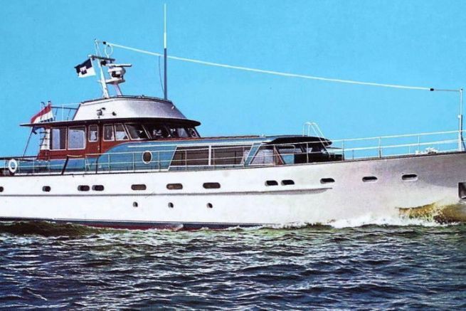 Yacht, vedette de plaisance avec antenne VHF et avec antenne MF HF 