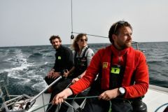 De gauche  droite, les 3 marins de Frrots Sailing : Julien Letissier, Thas Le Cam et Valentin Nol
