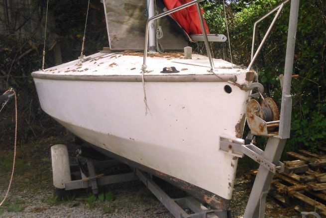 Rnovation d'un Figaro 5 - Premier contact et dcouverte du bateau abandonn!