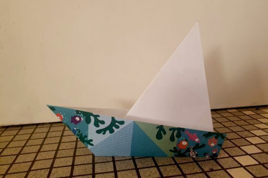 Bateau en papier : une version catboat simple et efficace