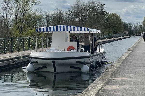 Balades sur le Canal en bateaux électriques avec les Caboteurs – Le Petit  Journal