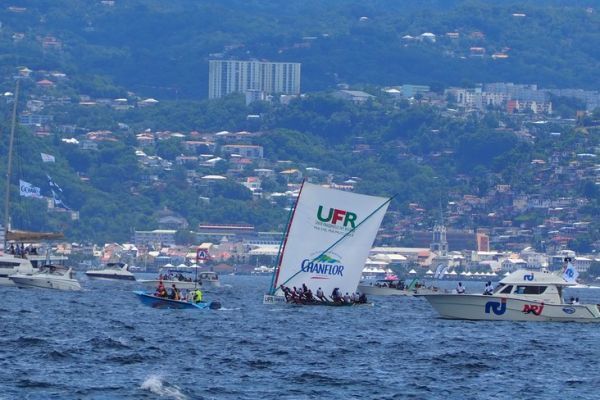 Le tour de Martinique en yoles rondes, entre ferie et passion sportive