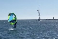 Wingfoil : le meilleur sport de vent  embarquer sur son voilier ?