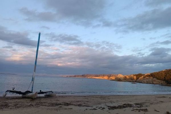 Violette  bord de Passepartout :  la dcouverte de la Sardaigne sur un trimaran de plage
