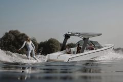 Arc Sport, un bowrider  propulsion lectrique pour le wakeboard