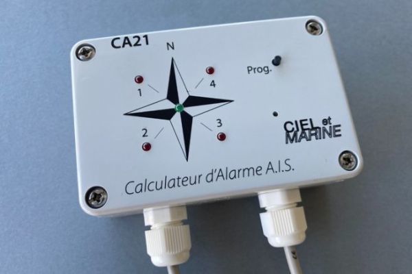 CA21 : un calculateur et une alarme AIS