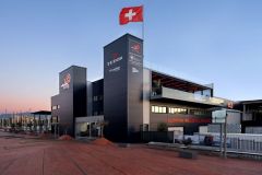 Visite en images de la nouvelle base du dfi suisse Alinghi Red Bull Racing  Barcelone