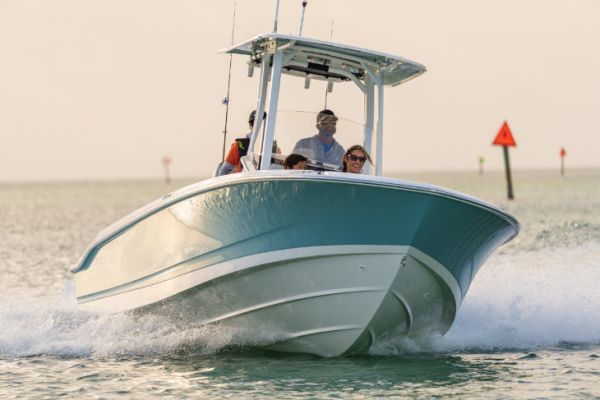 Le Boston Whaler 250 Dauntless, une coque plus marine pour plus de confort