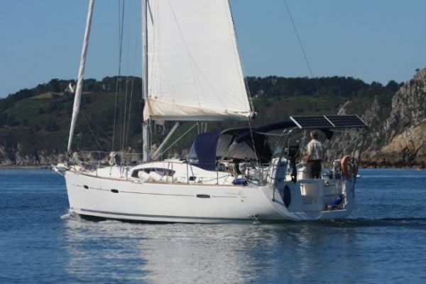 Ce qu'il faut savoir avant d'installer des panneaux solaires sur votre bateau