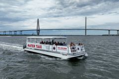 Le Charleston Water Taxi utilise largement ses moteurs hors-bord