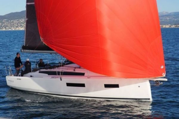 Essai en mer du Jeanneau Sun Odyssey 350 : la voile facile accessible  toute la famille