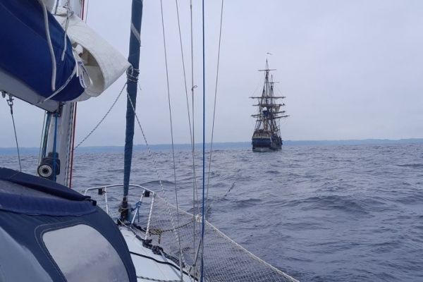 Sauvetage inattendu d'un voilier de 8 mtres par Gtheborg, rplique d'un trois-mts historique 1/2