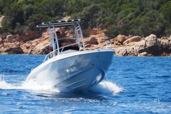 Essai en mer du Piuma 600 : un duo carne-moteur aux bonnes performances avec seulement 115 cv