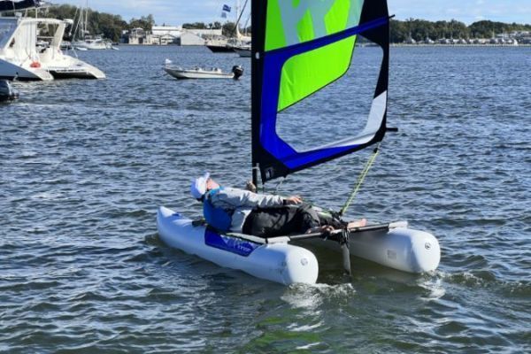 Minicat Guppy, un catamaran gonflable facile  assembler en 15 minutes seulement