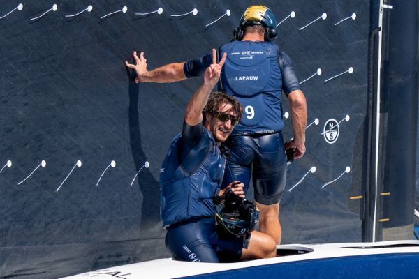 Victoire franaise sur la premire manche de la Louis Vuitton Cup, accident pour Team New Zealand