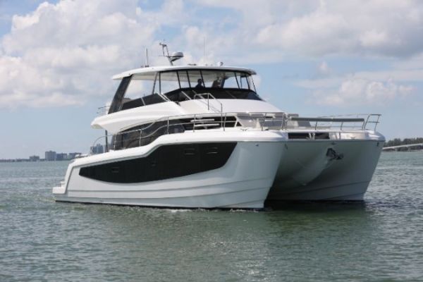 Aquila 50 Yacht, un catamaran  moteur  l'allure solide et moderne