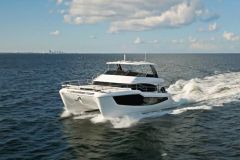 Aquila 50 Yacht, un catamaran  moteur avec une impressionnante cabine propritaire