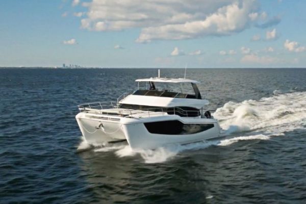 Aquila 50 Yacht, un catamaran  moteur avec une impressionnante cabine de matre