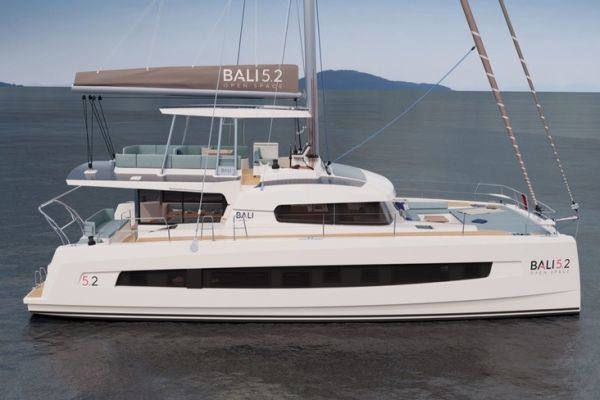 Bali 5.2 : un multicoque de 52 pieds aux aménagements flexibles avec 16 couchages possibles